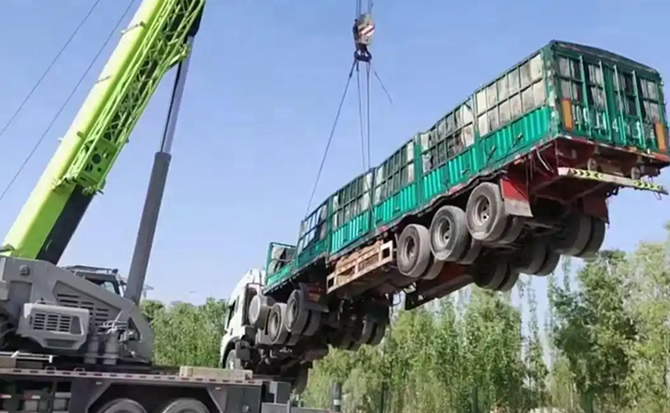 巴里坤道路脱困救援案例